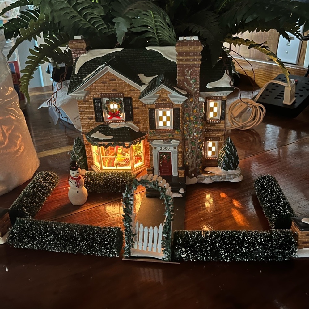 Department 56 Festive holly Lane Village House with Snowman and Lights